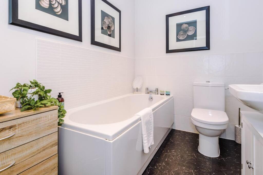 Stylish Townhouse Chester City Centre With Parking Extérieur photo