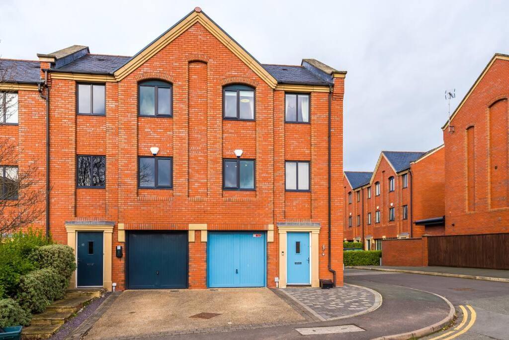 Stylish Townhouse Chester City Centre With Parking Extérieur photo