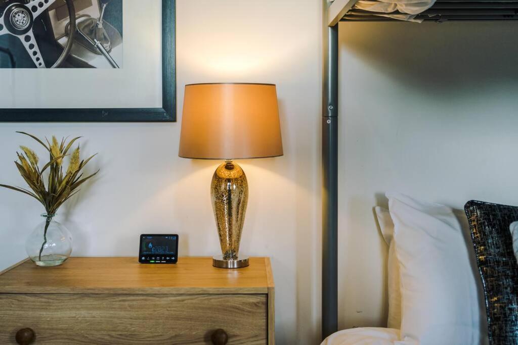 Stylish Townhouse Chester City Centre With Parking Extérieur photo