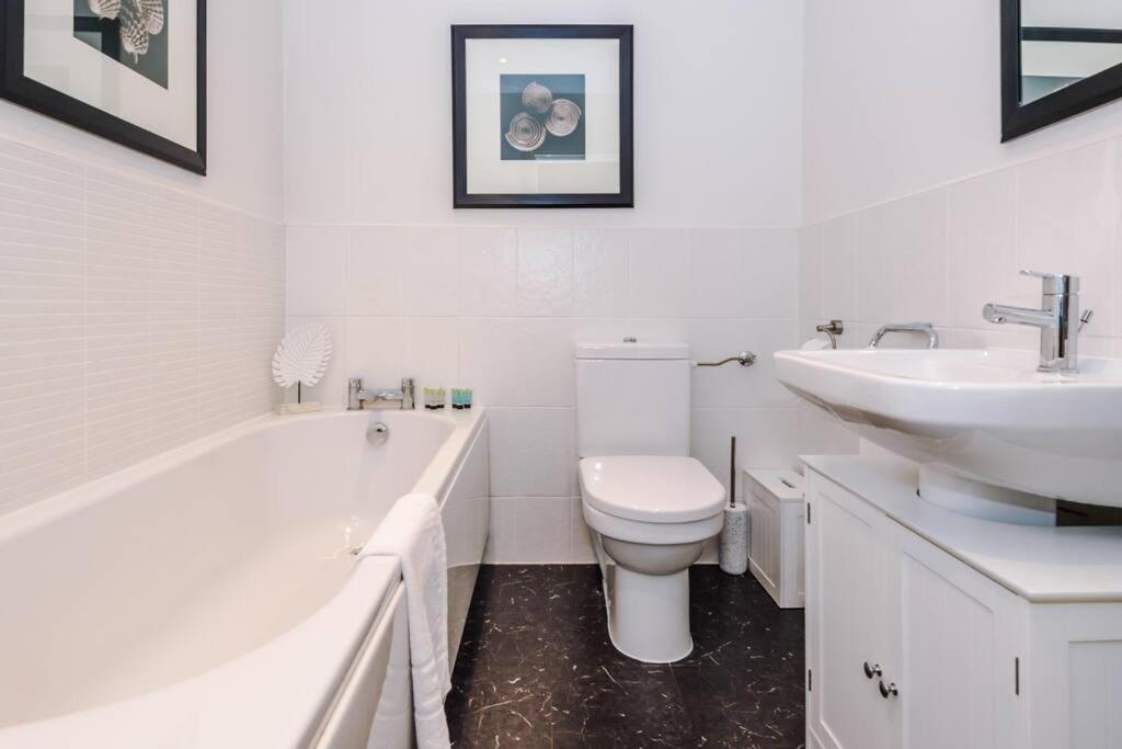 Stylish Townhouse Chester City Centre With Parking Extérieur photo